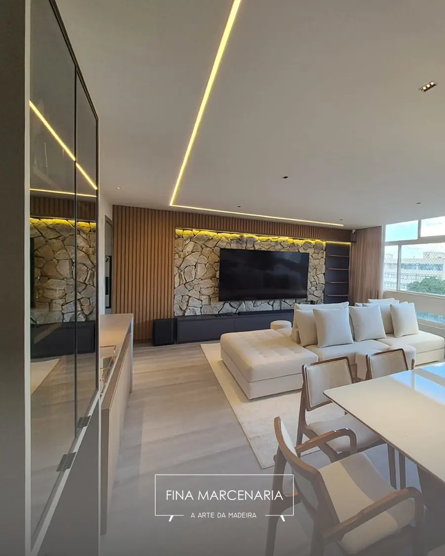 Sala com painel ripado, parede de pedra e rack suspenso