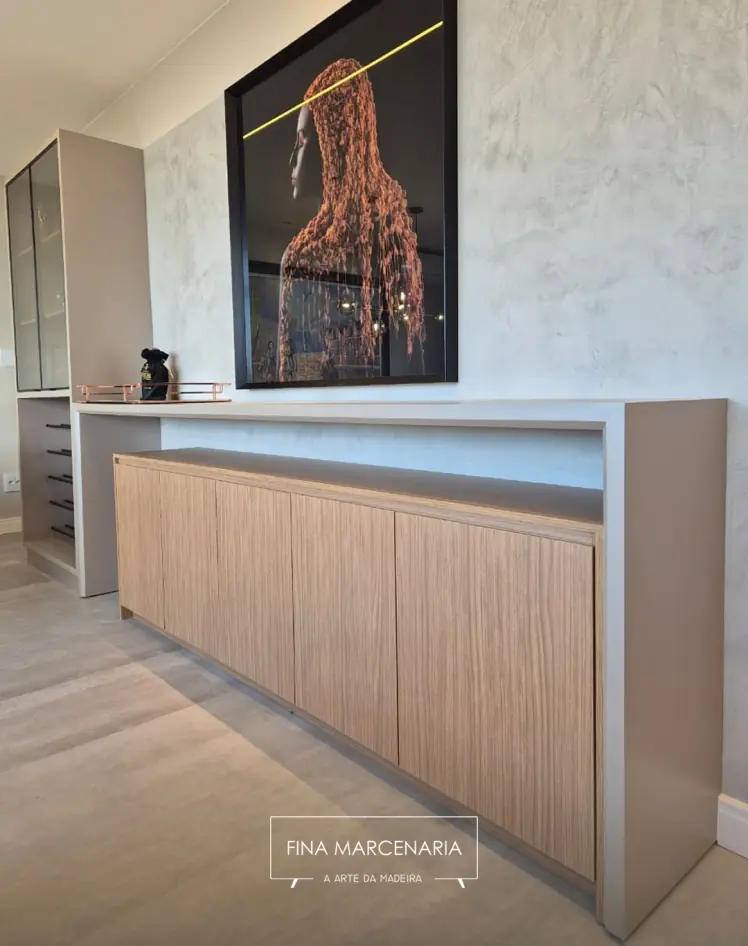 Buffet em madeira com bancada branca e quadro