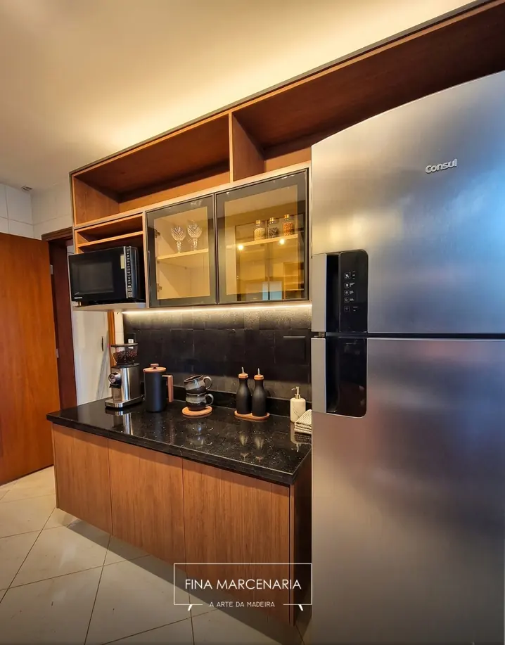 Marcenaria de acabamento fino em ambiente residencial