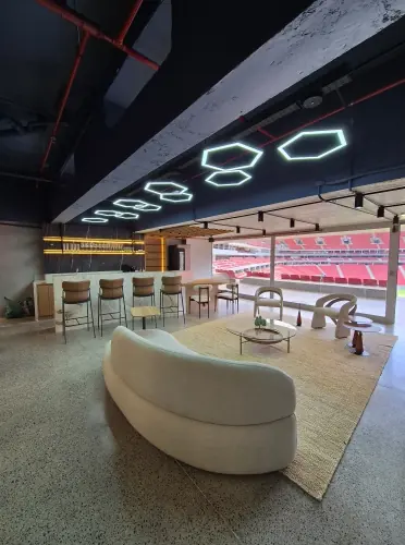 Área de estar do camarote com vista para o gramado do estádio