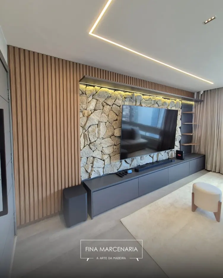 Painel ripado de madeira com parede de pedra e rack suspenso